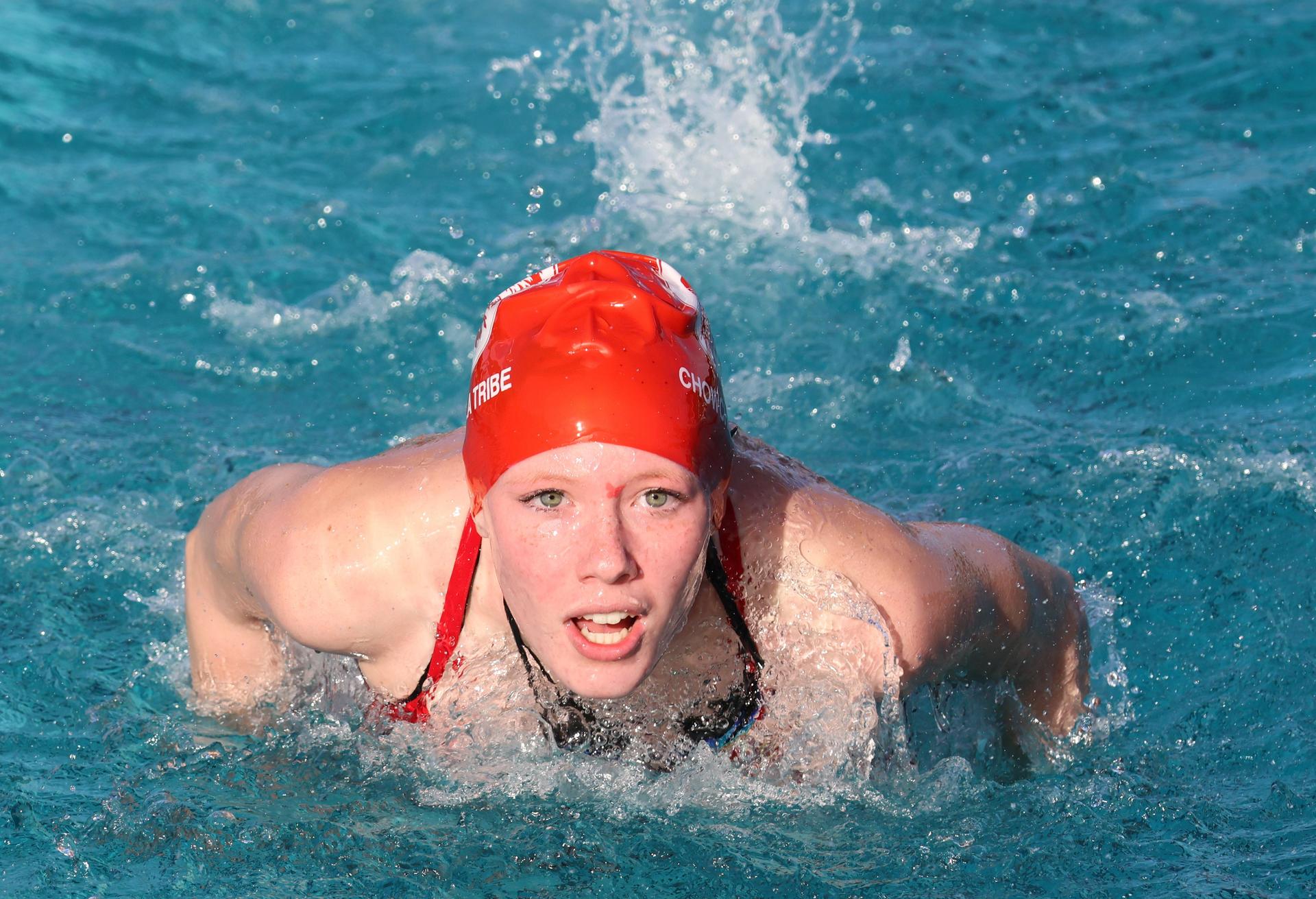 Alina Espinola swimming