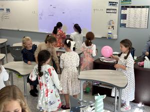 Balloon popping activity at the Mesibas Rashi