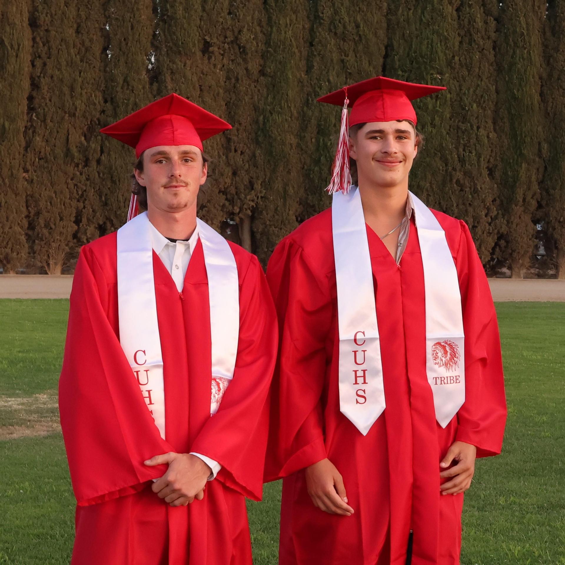 seniors posing together before walking in to graduation