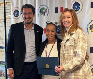 Principal Bush with award and Label Franc Staff