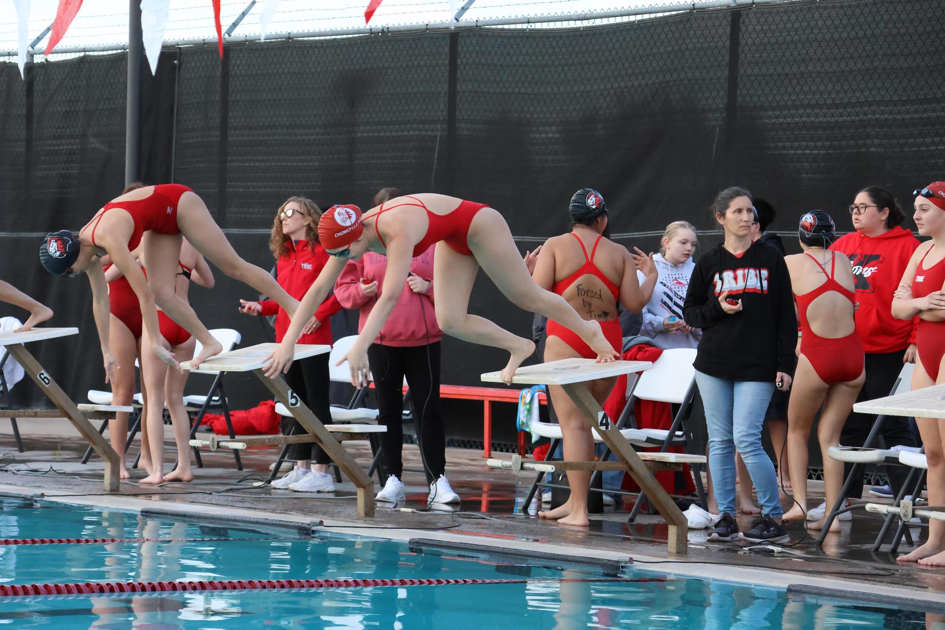 girls swimmers competing in the 400 free relay