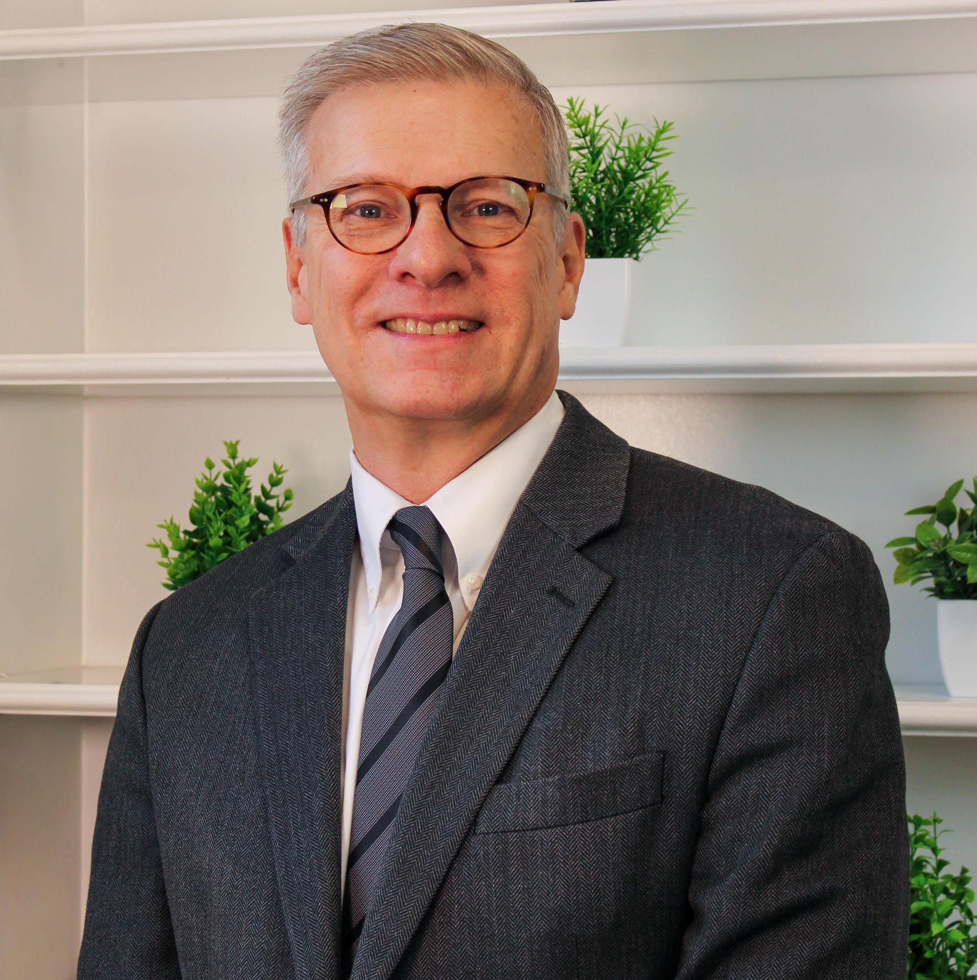 Dr. Darren Hoover headshot