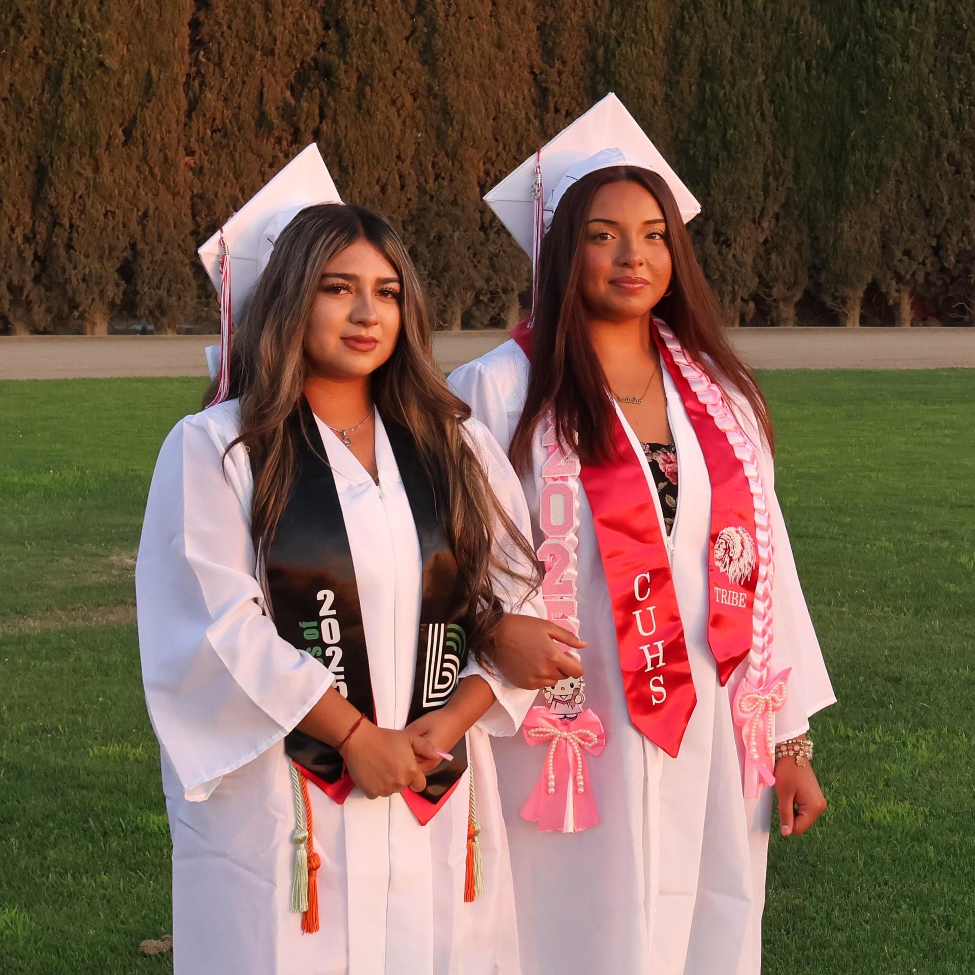 seniors posing together before walking in to graduation