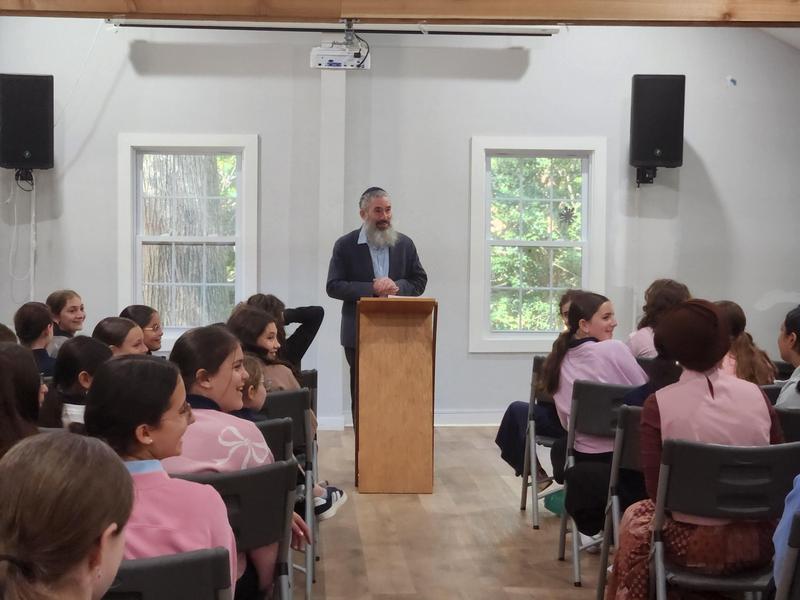 Rabbi Schusterman speaks to the middle school girls.