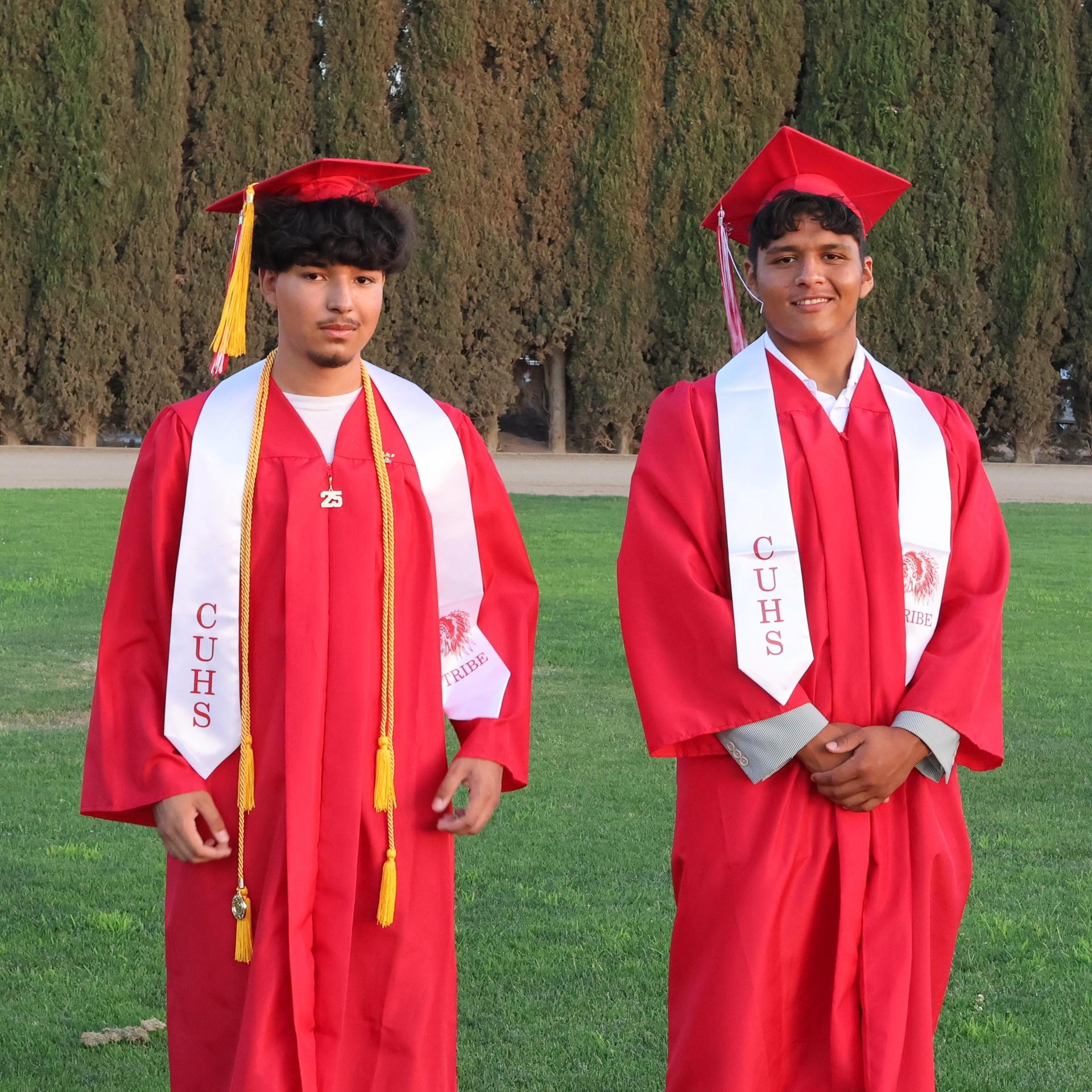 seniors posing together before walking in to graduation