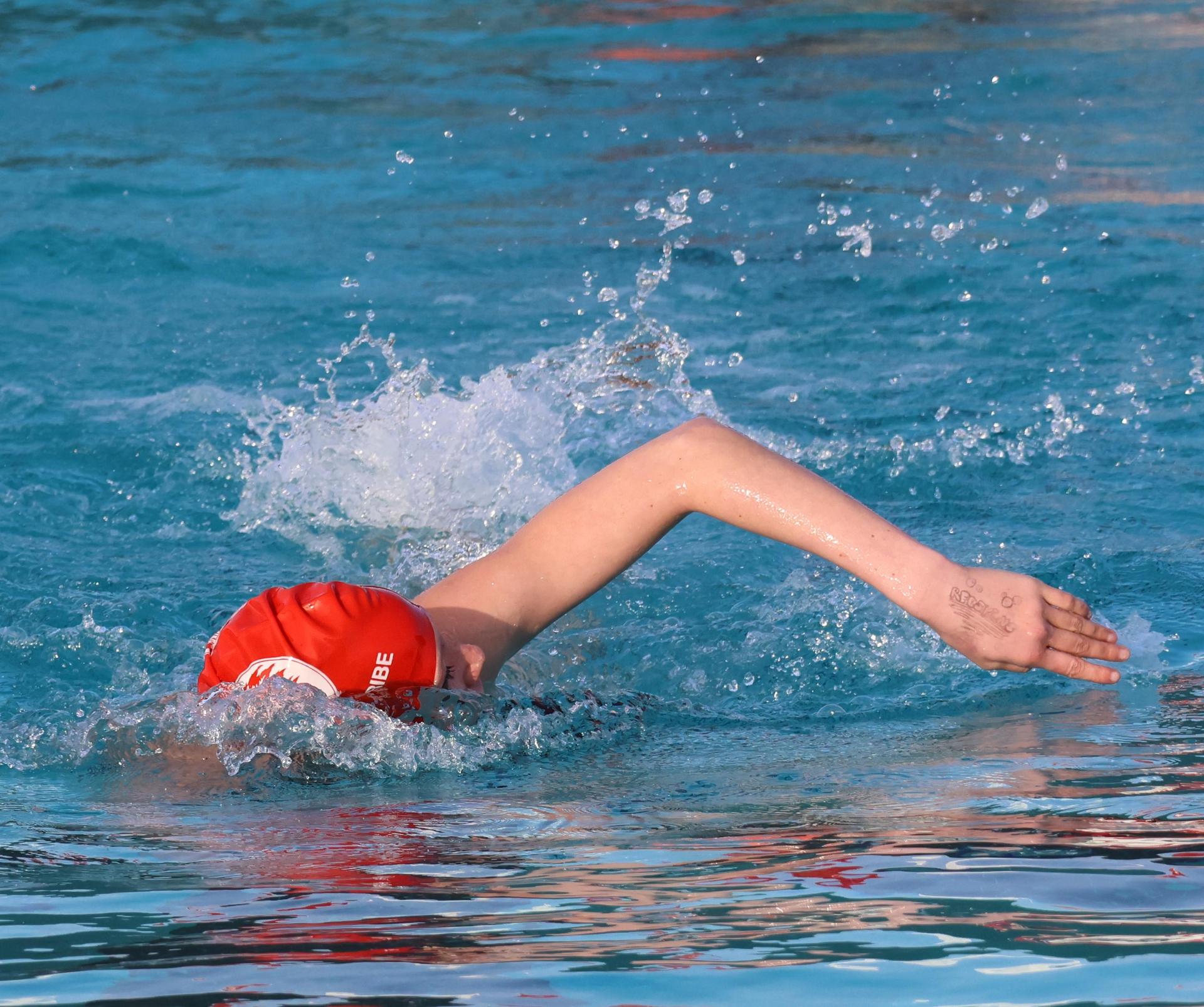 Alina Espinola swimming