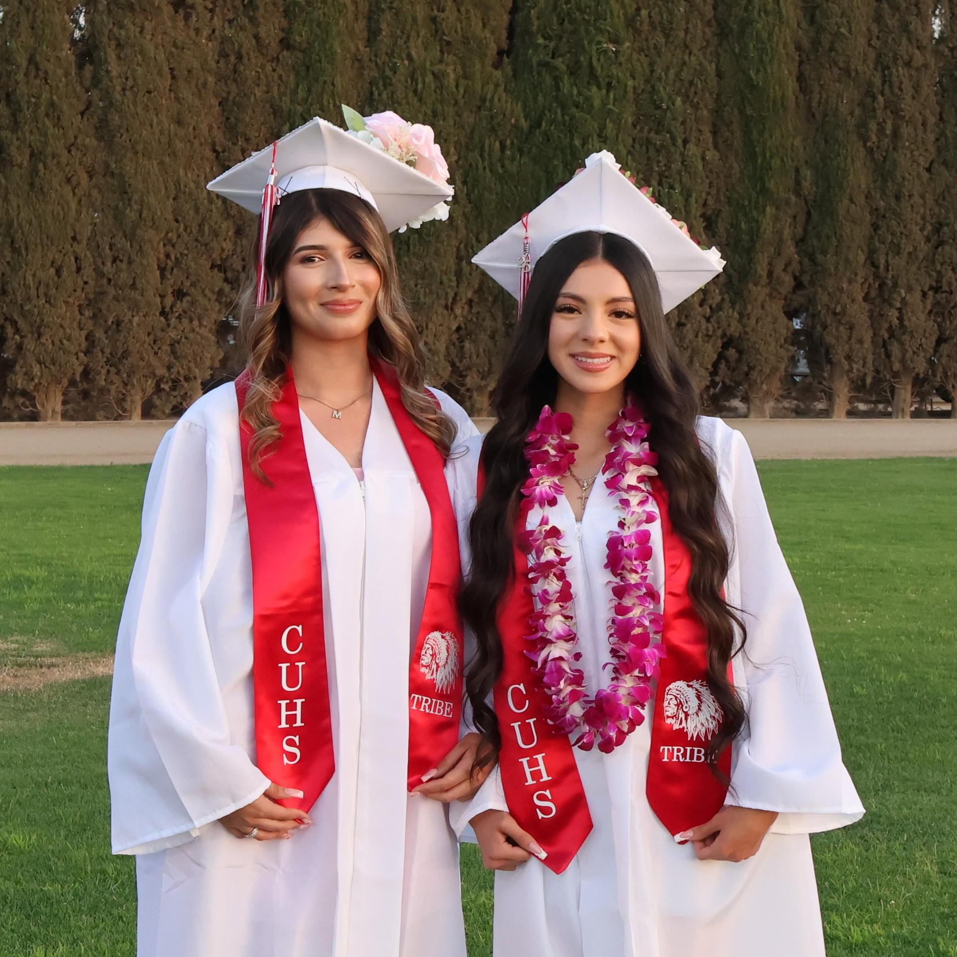 seniors posing together before walking in to graduation