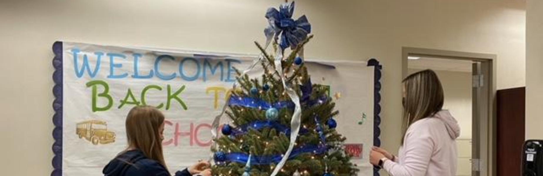 Dec. 3, 2021 Art Students Decorating for the Holidays