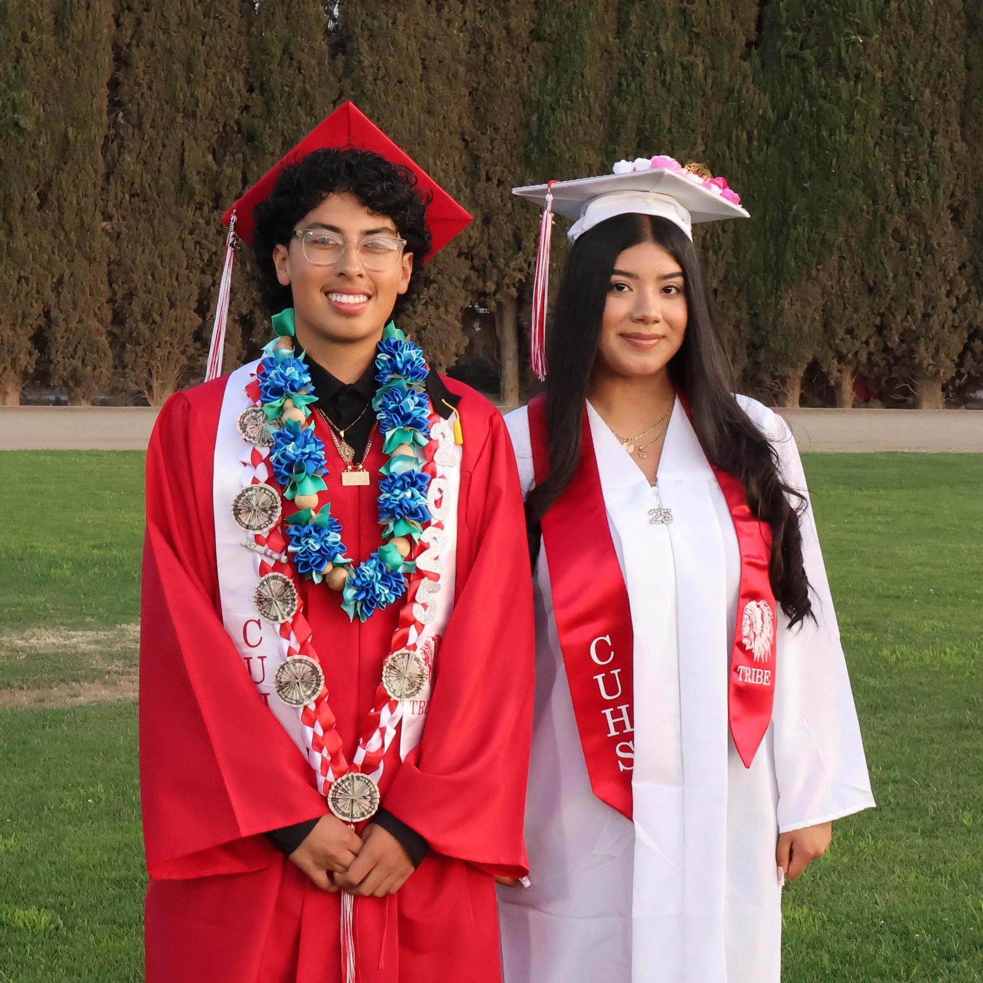 seniors posing together before walking in to graduation