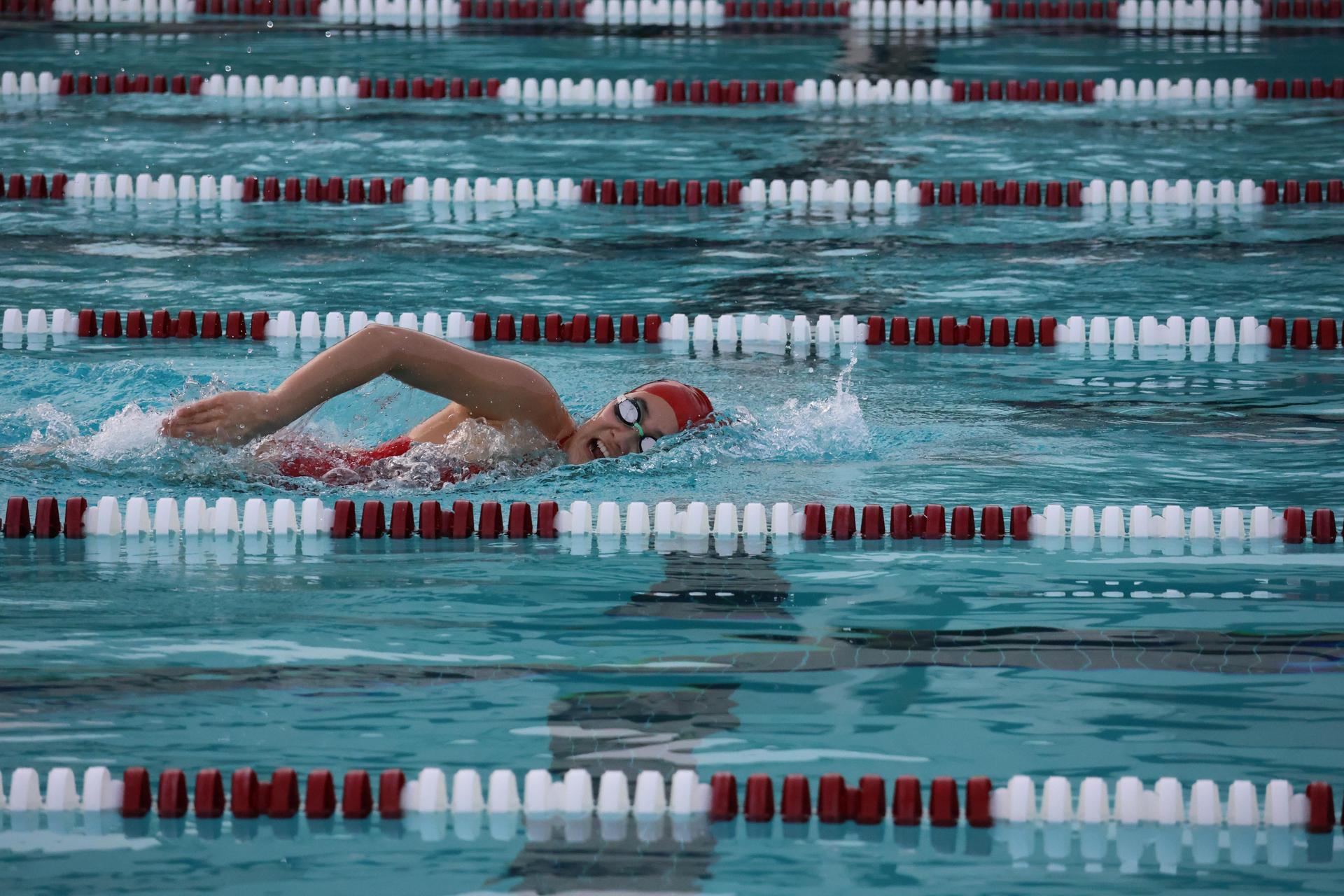 girls swimmers competing in the 400 free relay