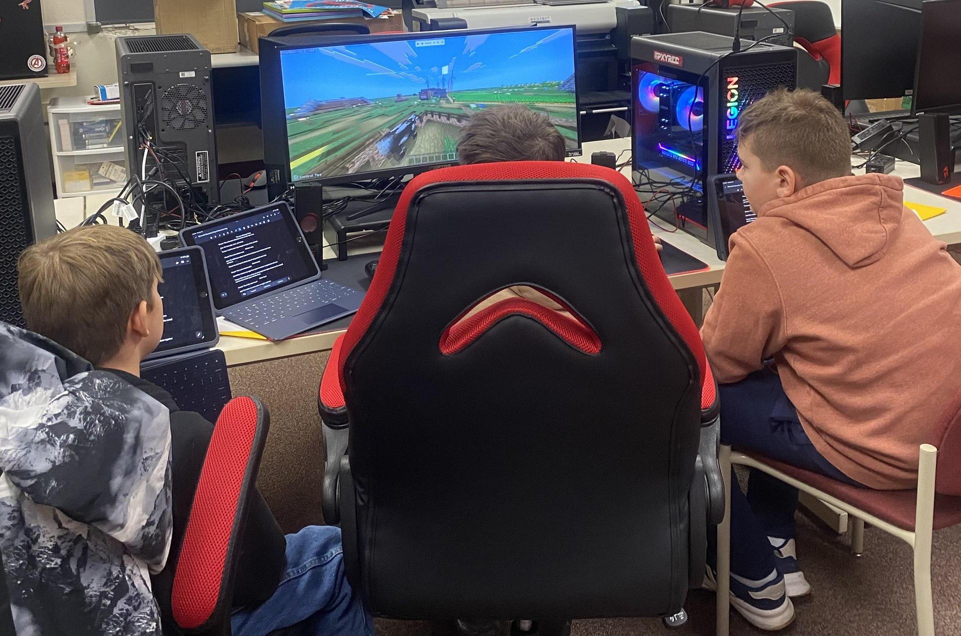 team working in minecraft