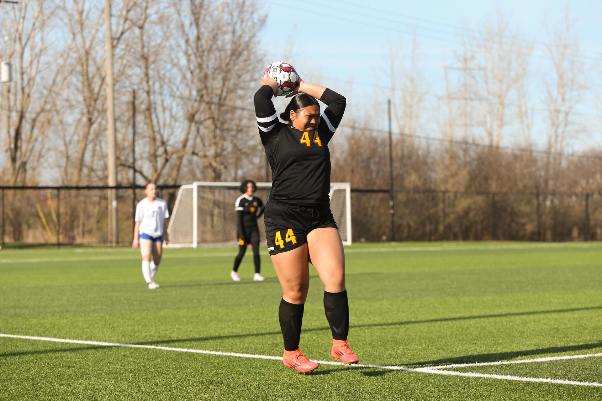 Bulldog player throwing the soccer ball