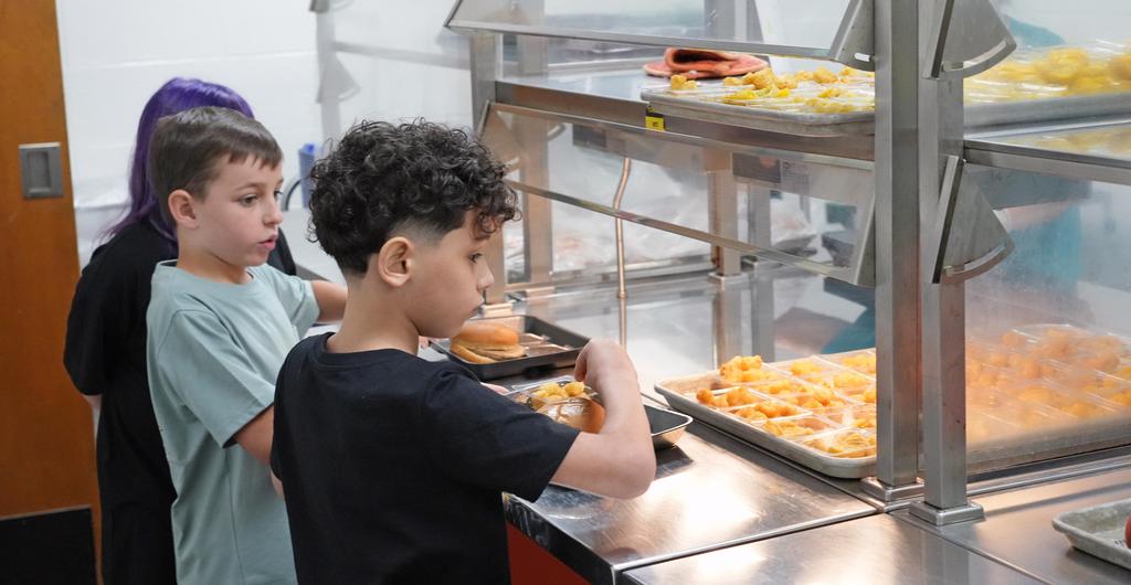 Students pick up lunch trays.