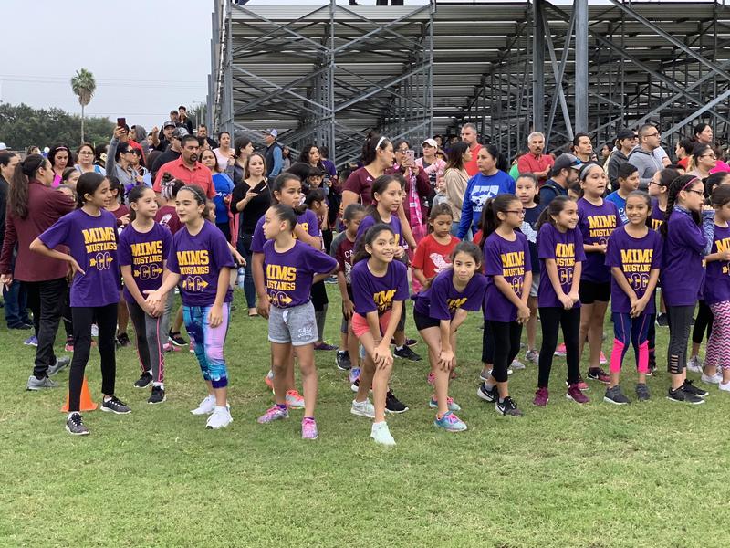 girls lined up to begin the race