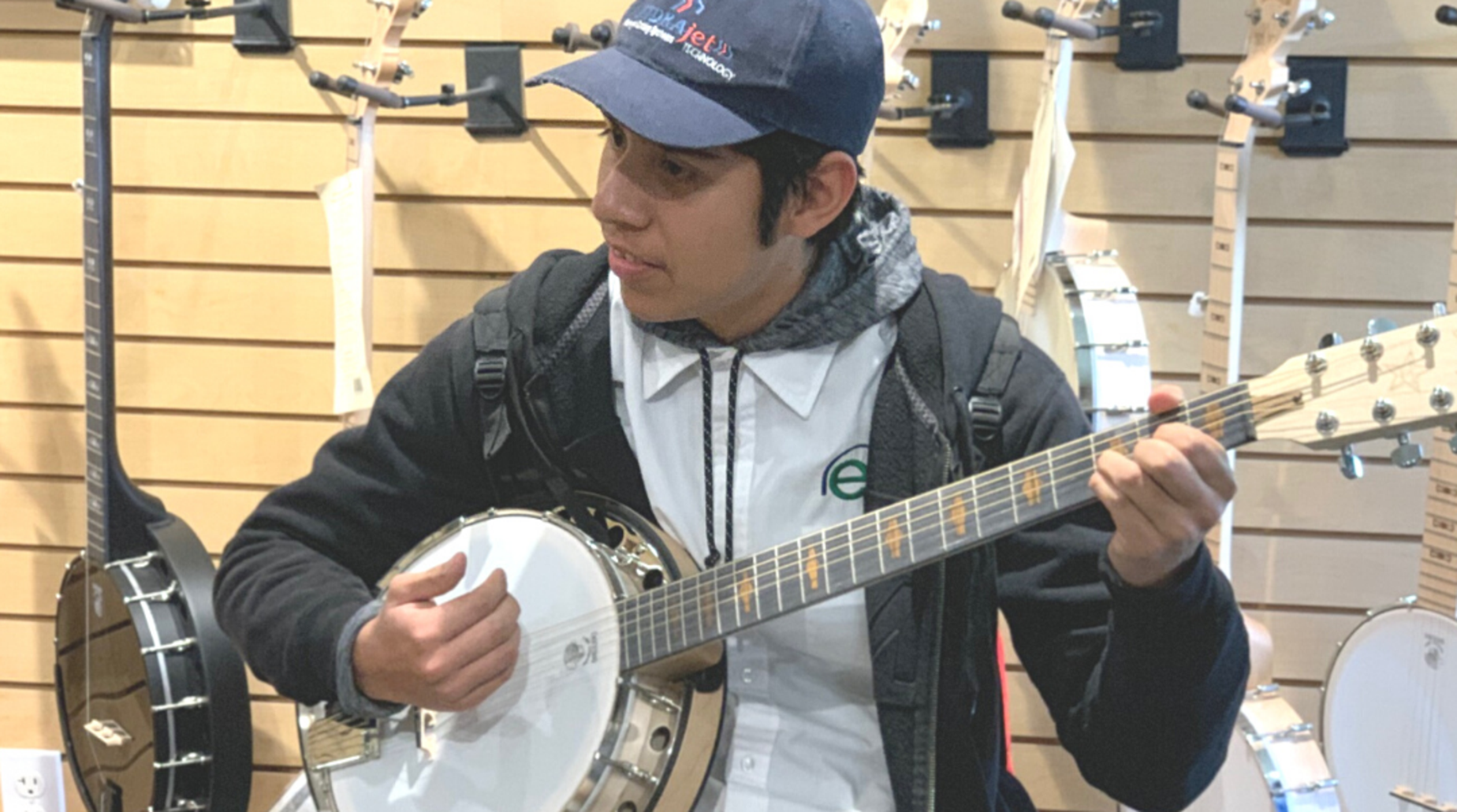 Scolar playing banjo