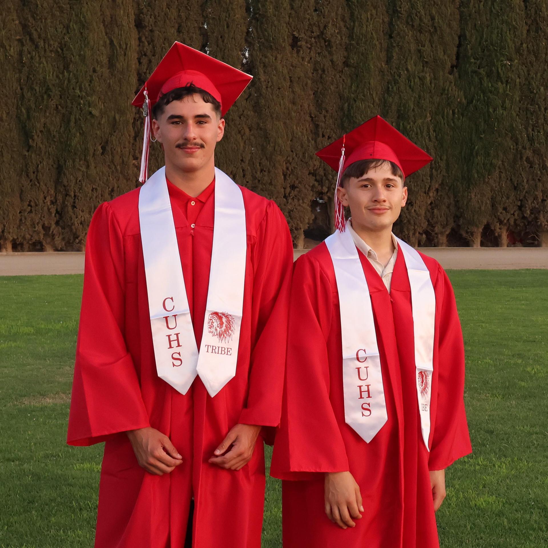 seniors posing together before walking in to graduation