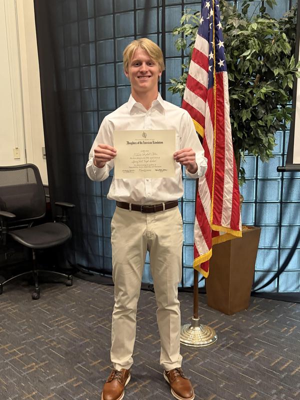 Spring Hill Senior Receives DAR Good Citizen Award