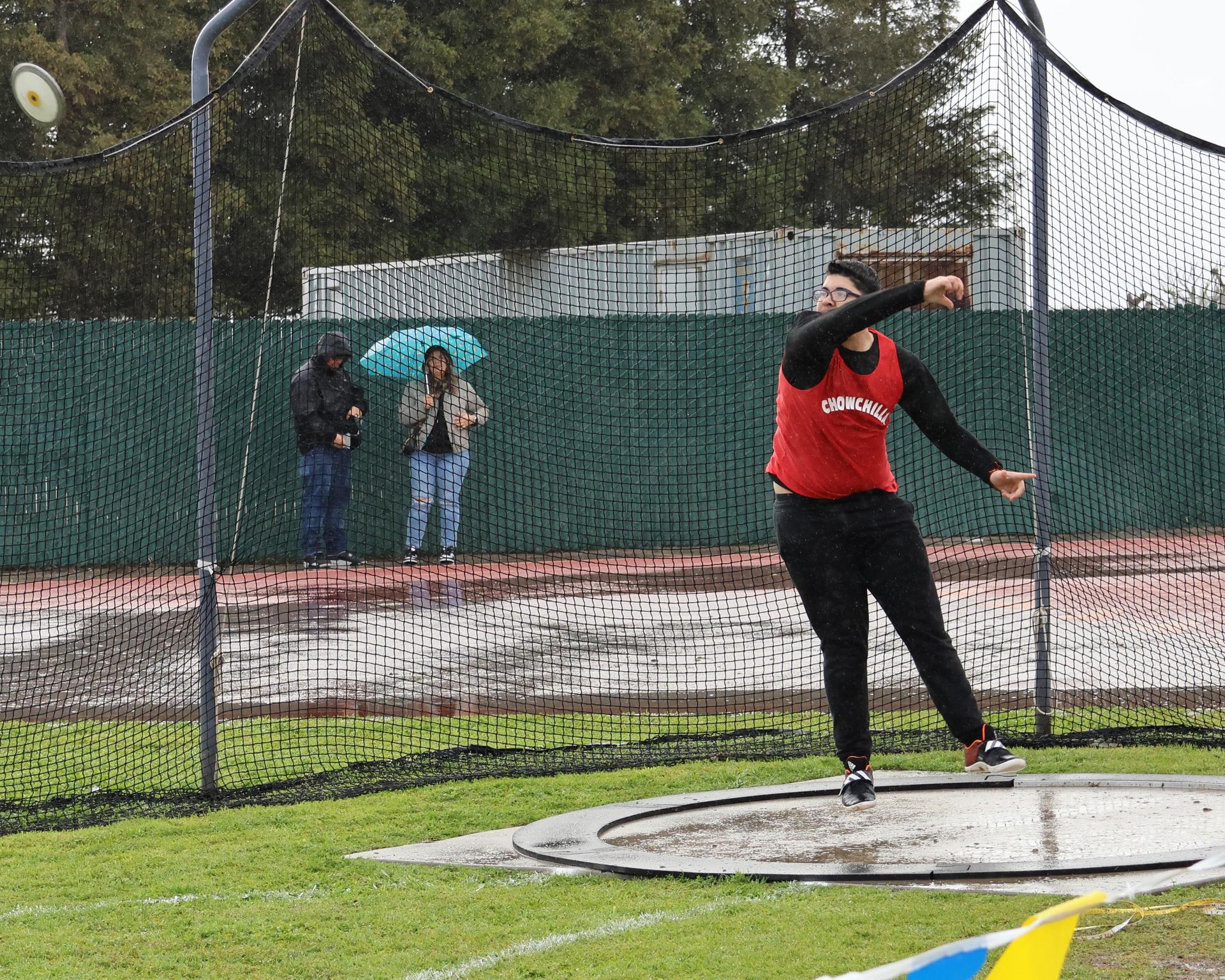 junior varsity boys throwing the discus