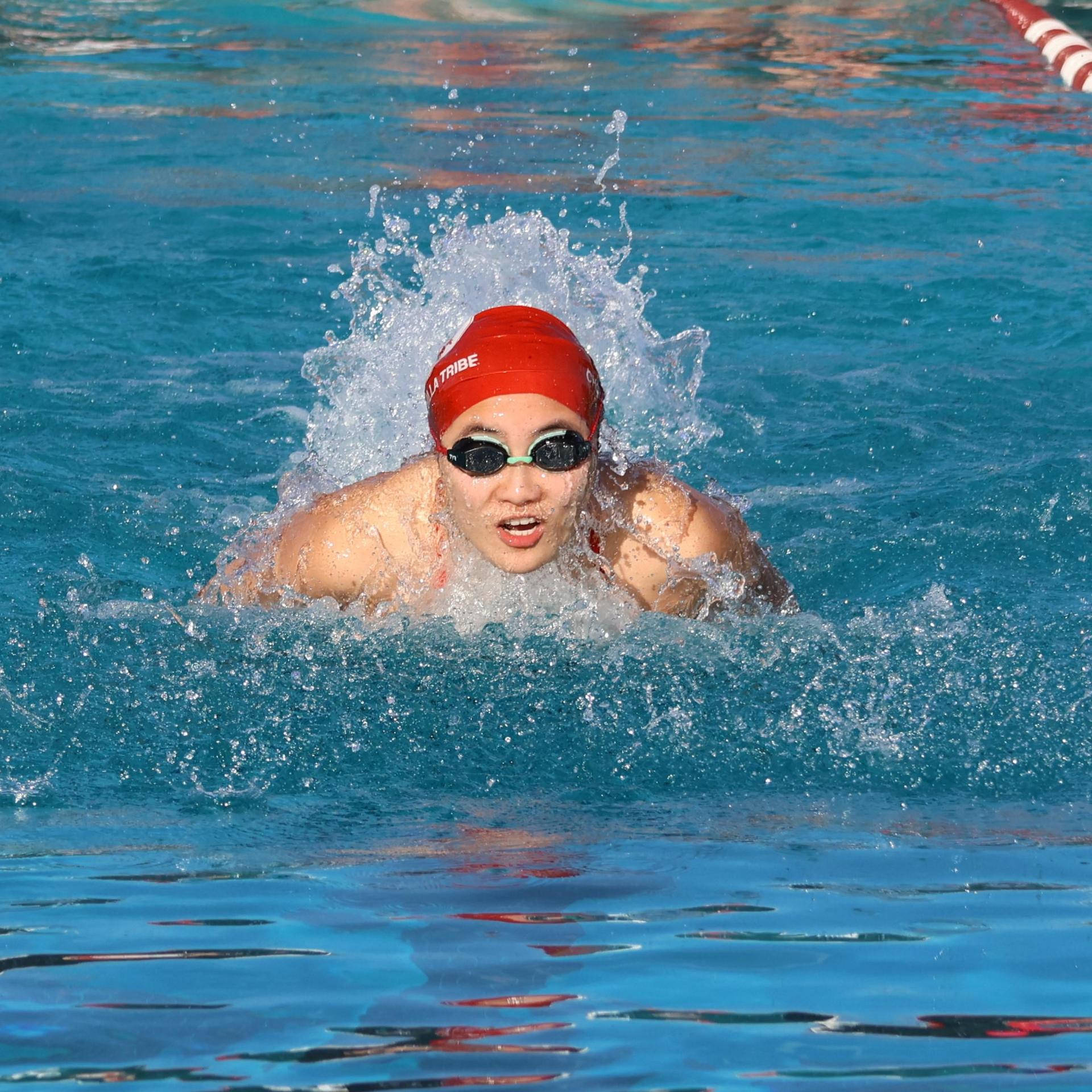 Lihna Song swimming