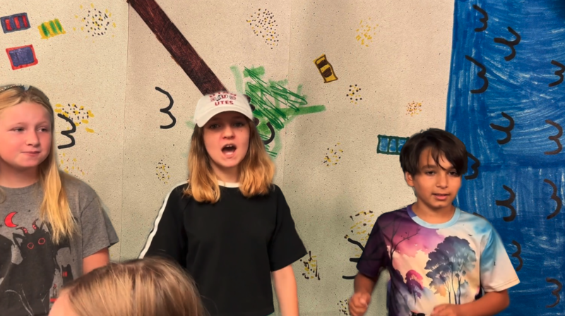 5th graders sing a song for musical