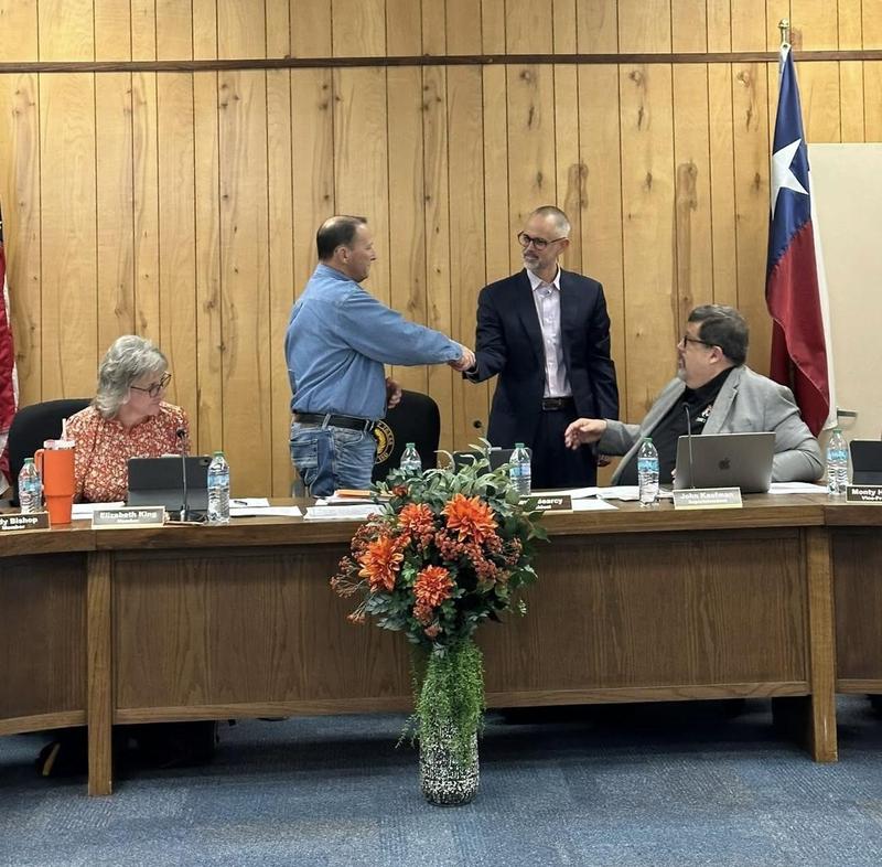 Dr. Petty Signs TISD Superintendent Contract