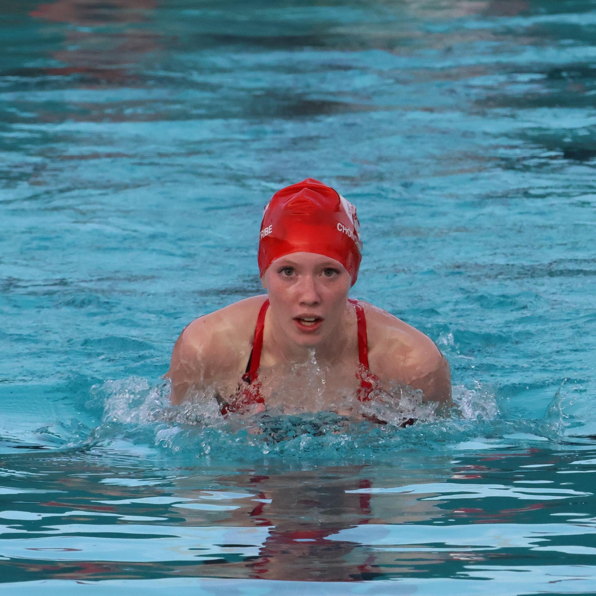 Alina Espinola swimming