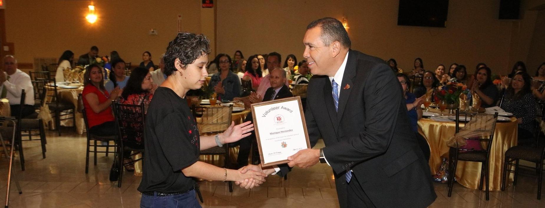 Volunteer Monique receives award.