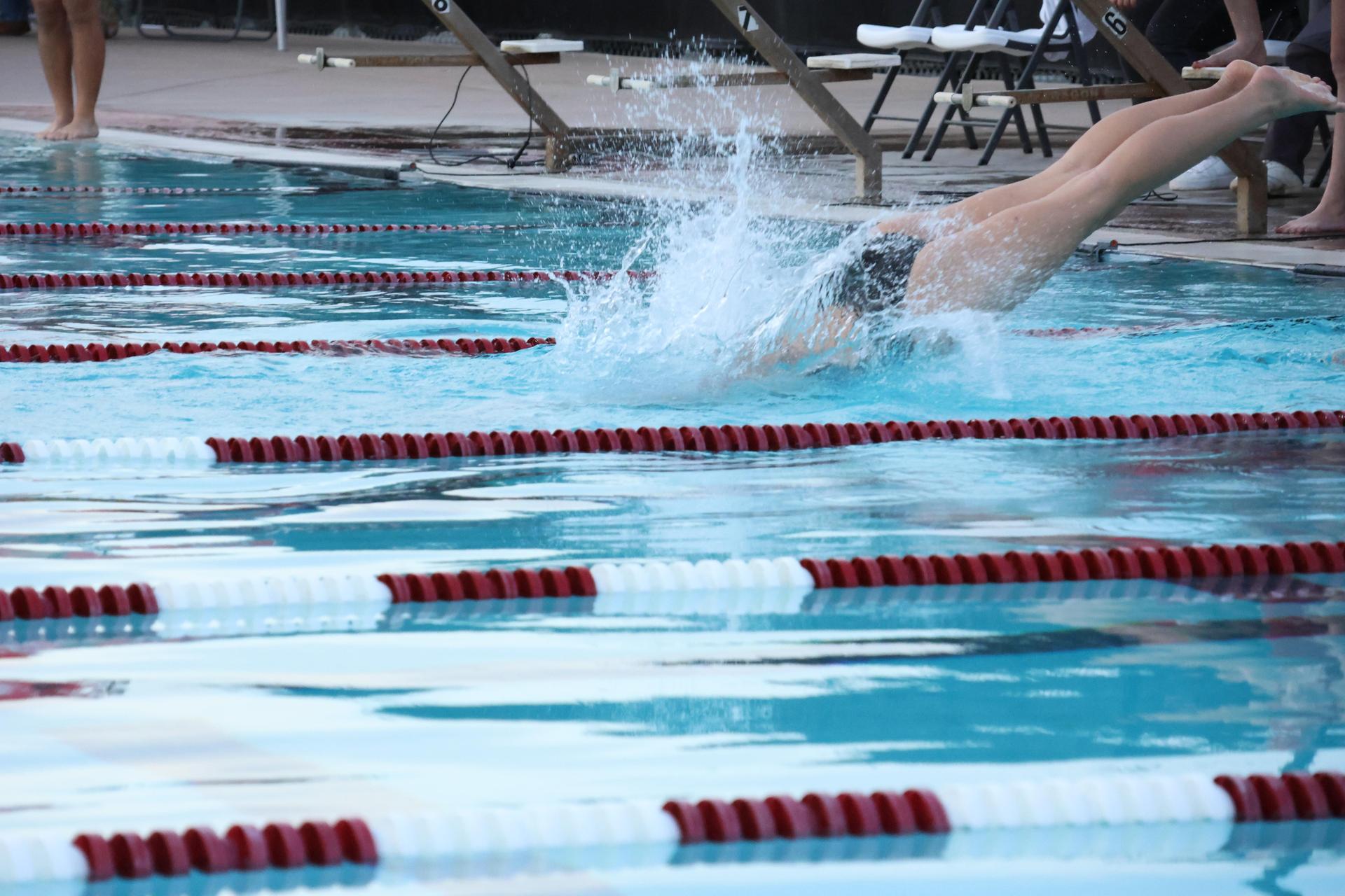 girls swimmers competing in the 400 free relay