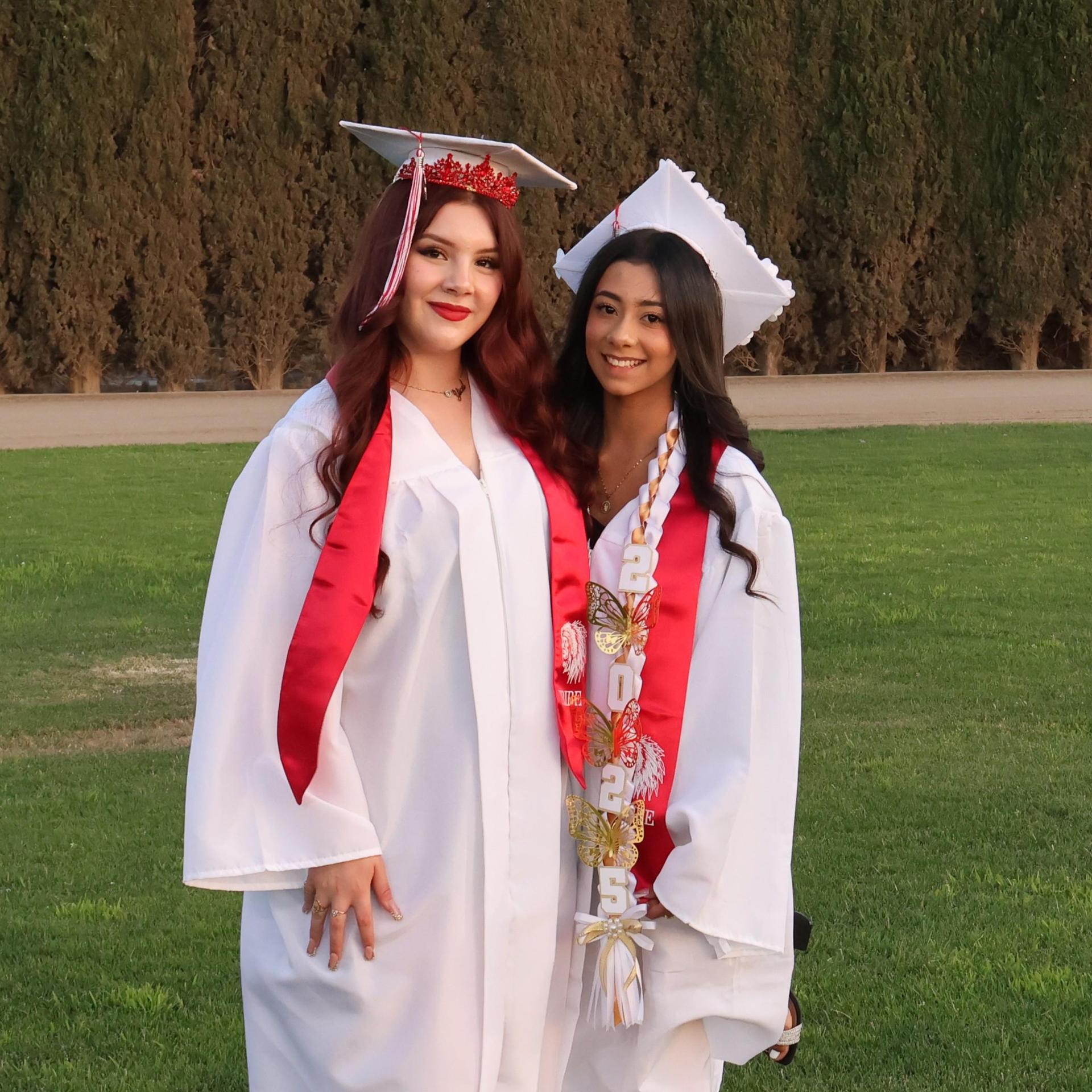 seniors posing together before walking in to graduation