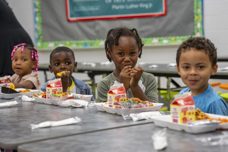 kids eating lunch