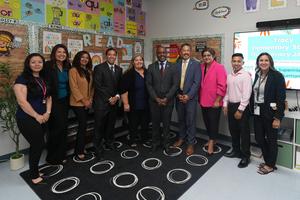 Thurmond takes a group picture with school leaders