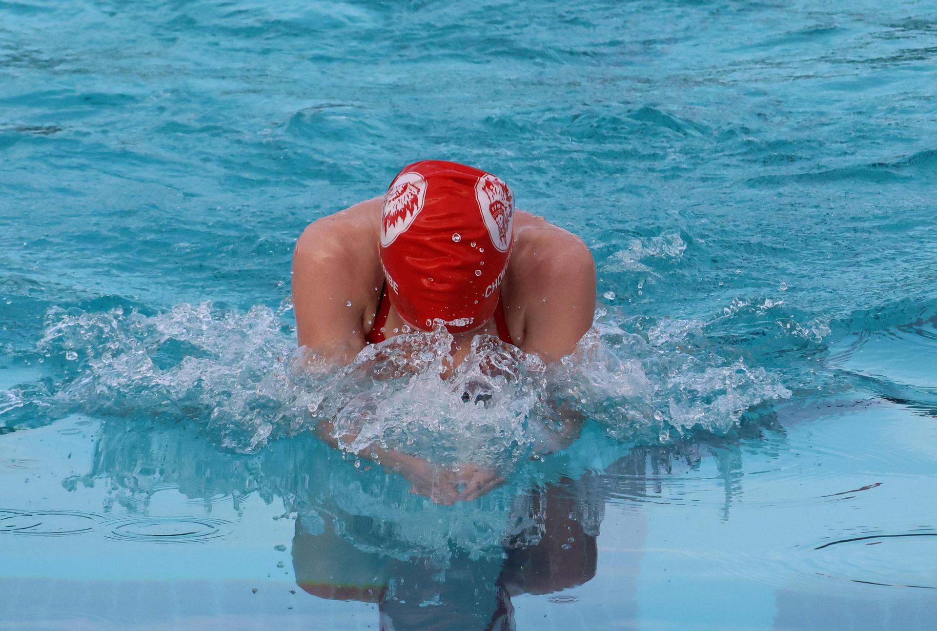 Alina Espinola swimming