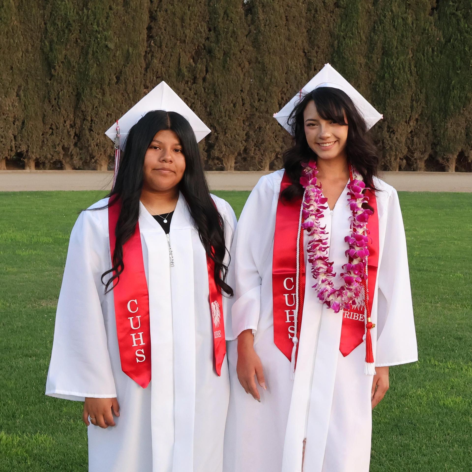seniors posing together before walking in to graduation