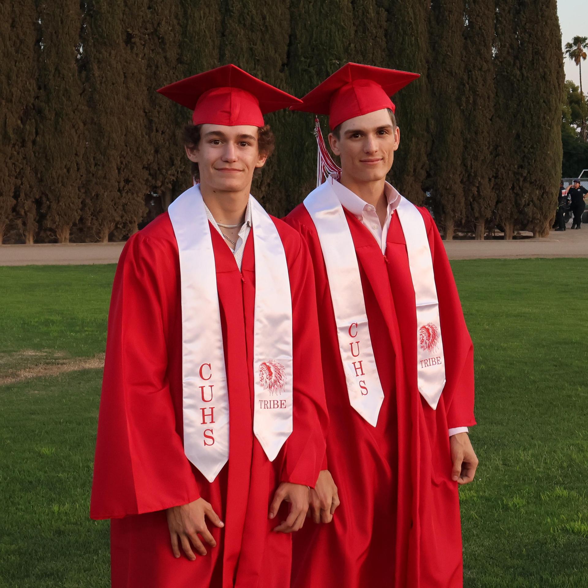 seniors posing together before walking in to graduation