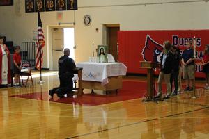 Officer Snyder prays