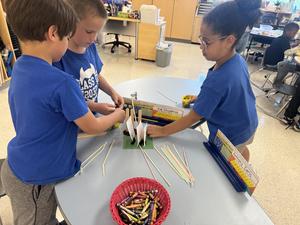 2nd graders using STEM