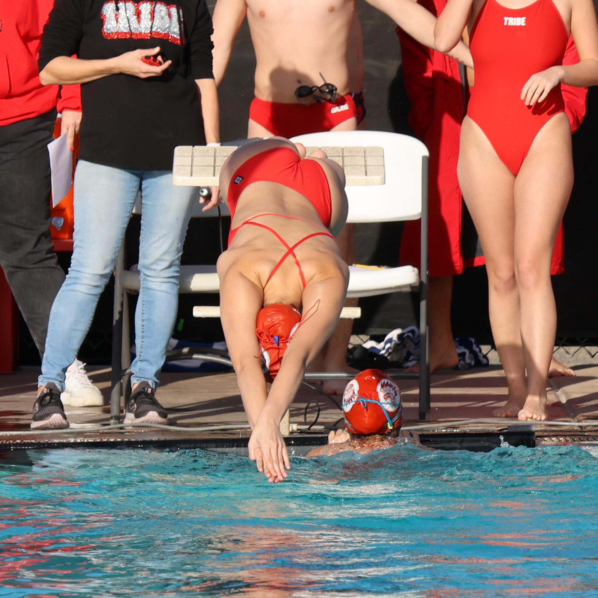 Lihna Song swimming