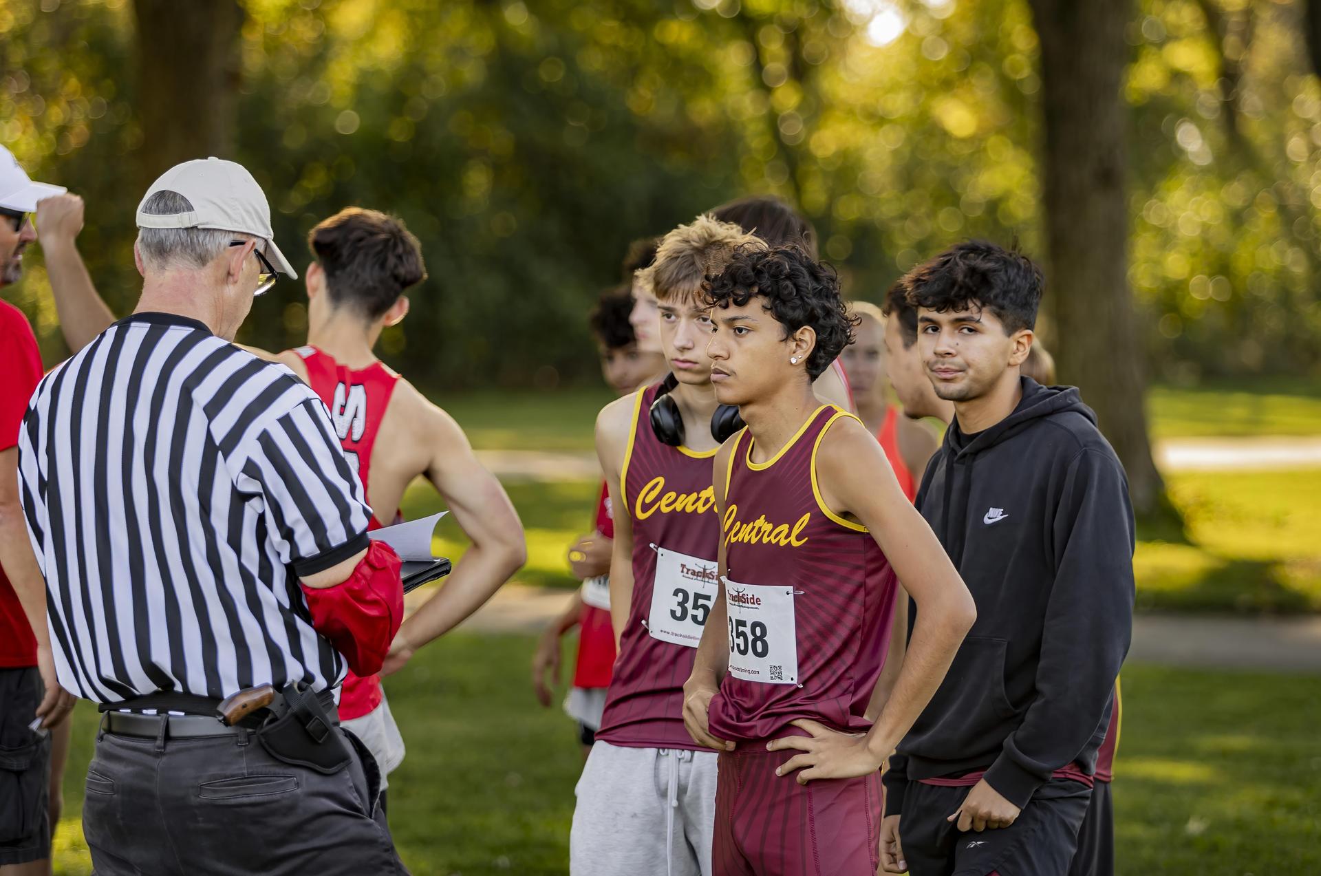 Runners taking to a ref