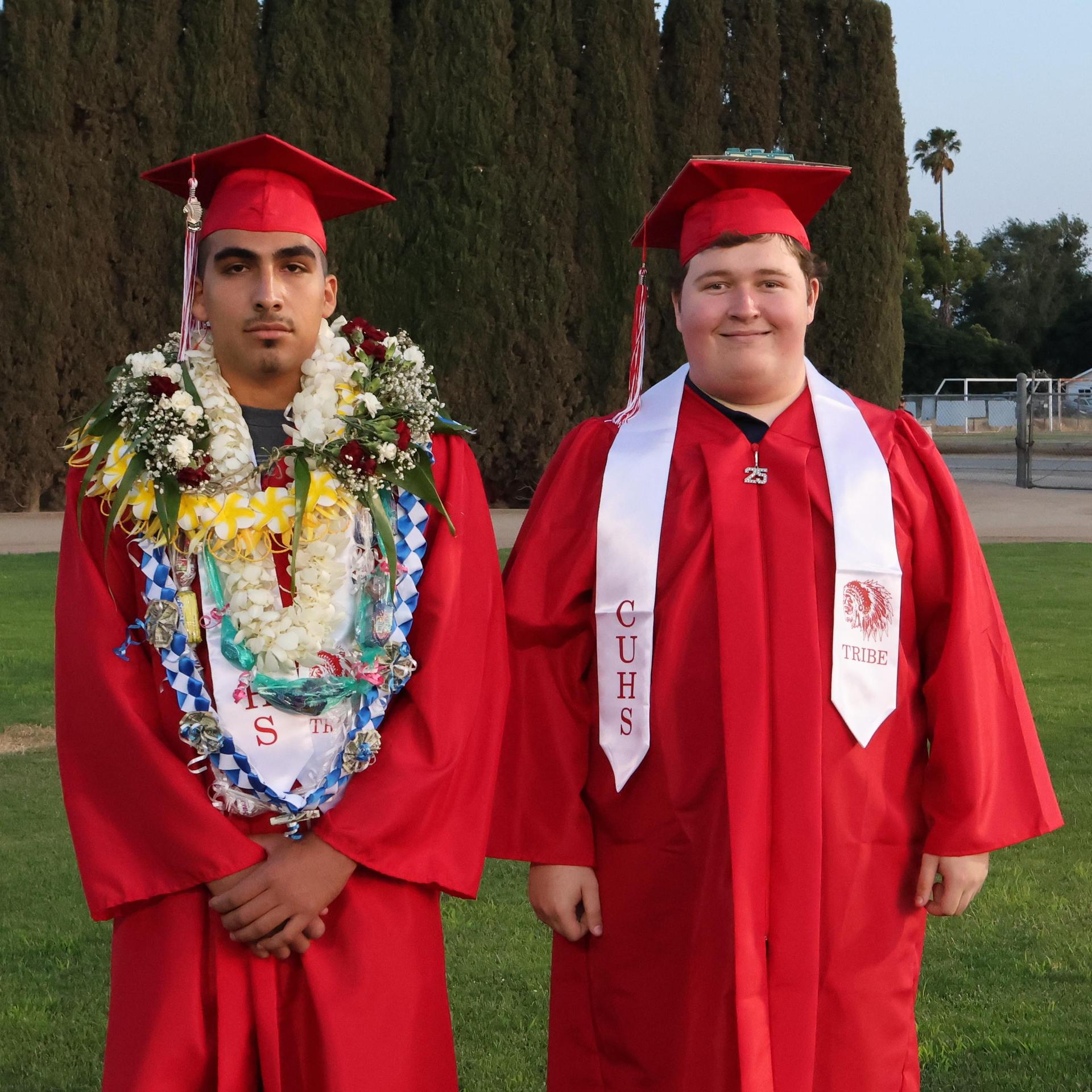seniors posing together before walking in to graduation