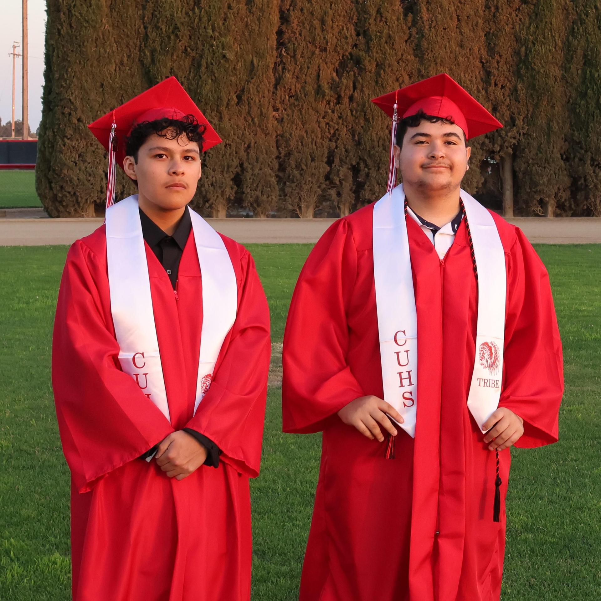 seniors posing together before walking in to graduation