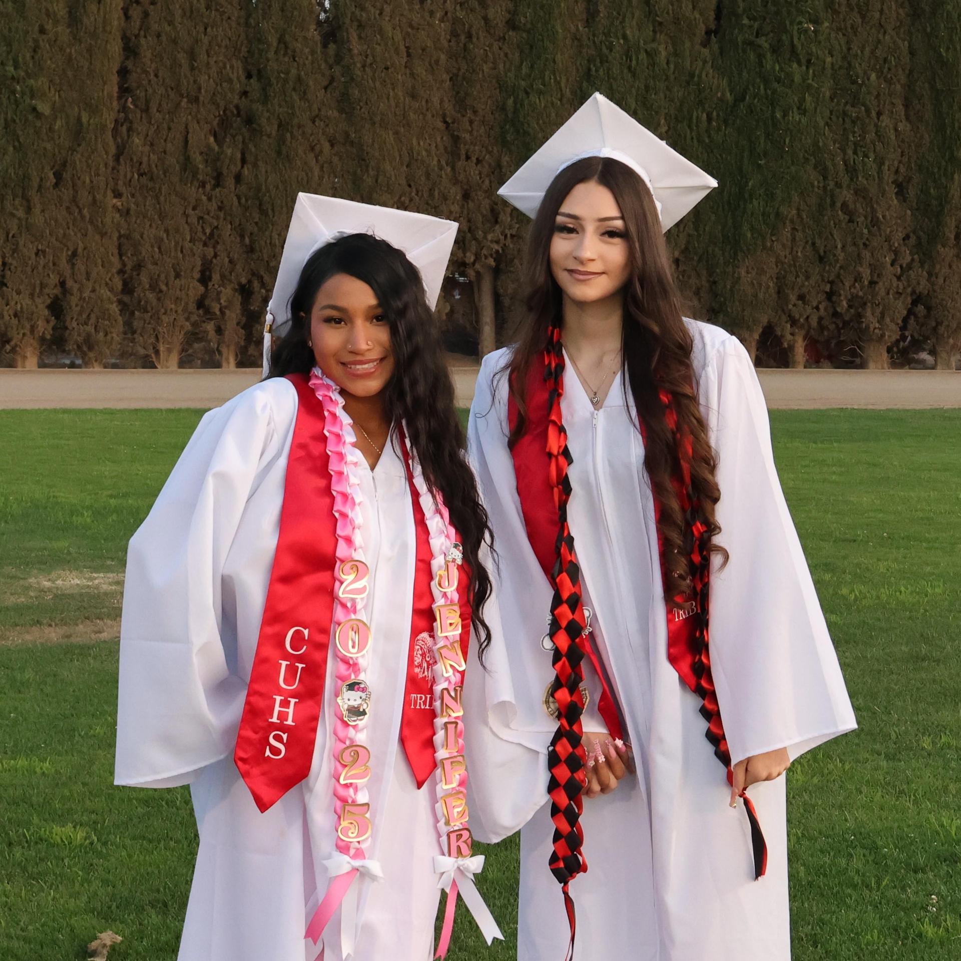 seniors posing together before walking in to graduation
