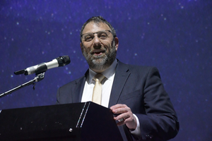 Rabbi Cohen addresses the crowd