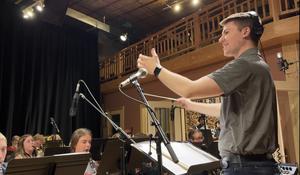 Benjamin Corneliusen receiving award