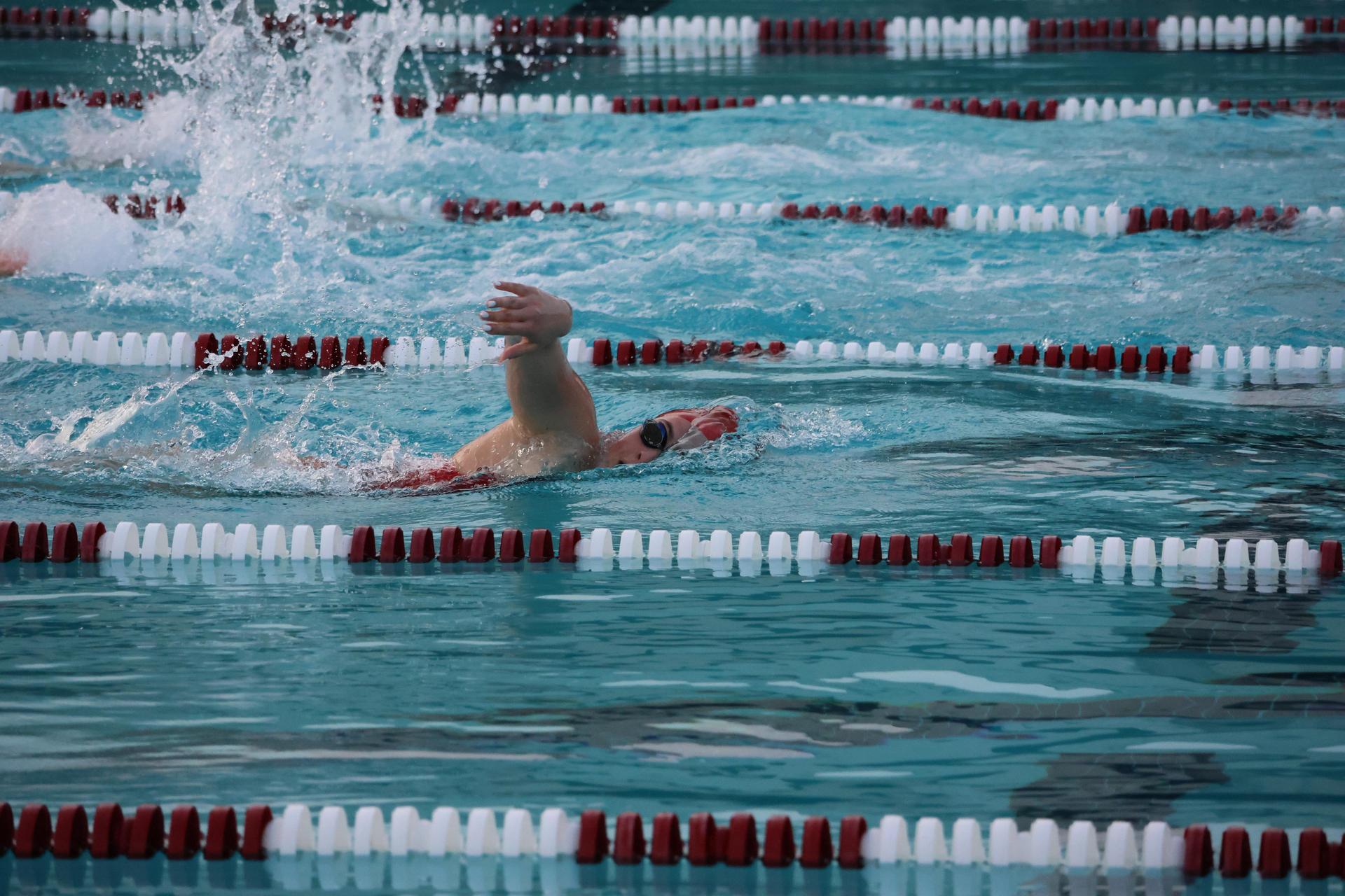 girls swimmers competing in the 400 free relay