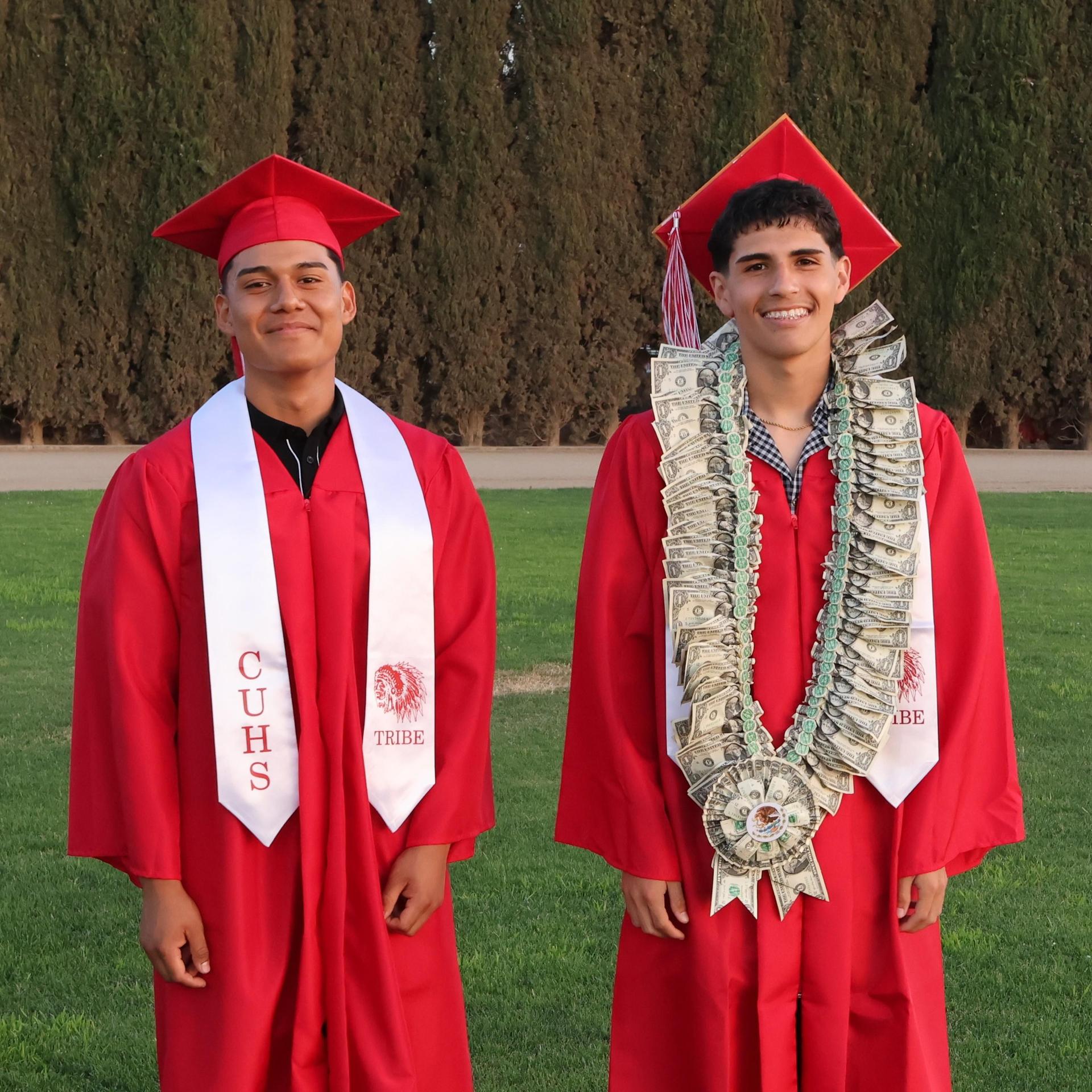 seniors posing together before walking in to graduation