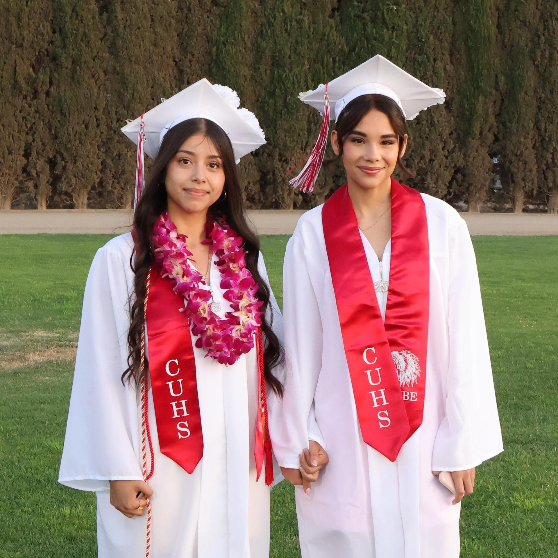 seniors posing together before walking in to graduation