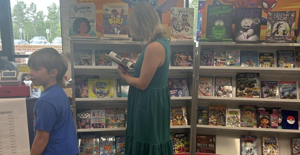 Parent shopping with student at the book fair