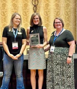 Kaitlyn Benavides (center)recently received the Tennessee Association of School Librarians’ (TASL) Distinguished School Administrator Award.