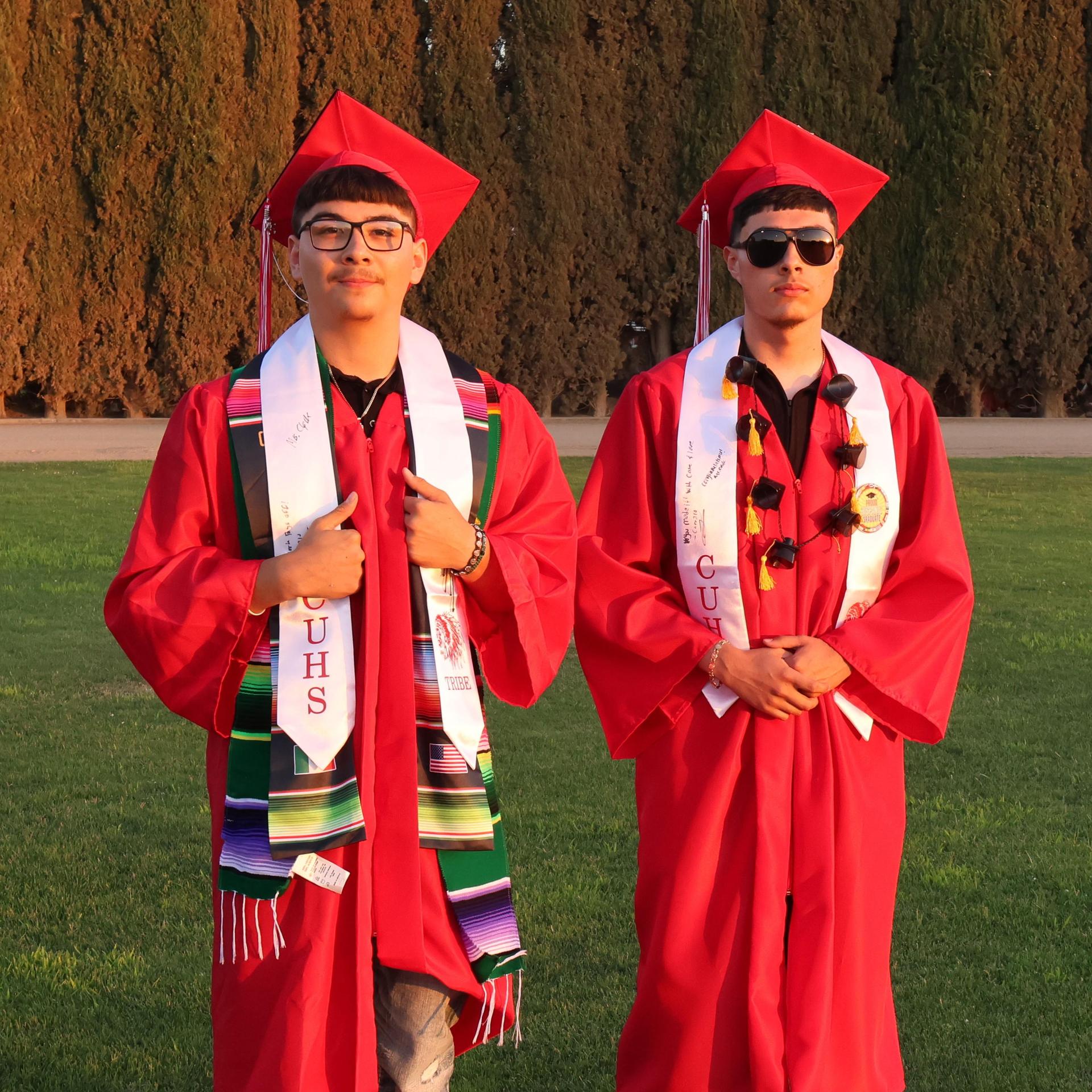 seniors posing together before walking in to graduation