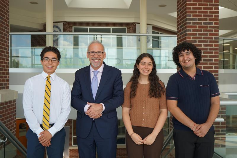 El Superintendente del Estado de Illinois, Dr. Tony Sanders, visita el instituto Riverside Brookfield